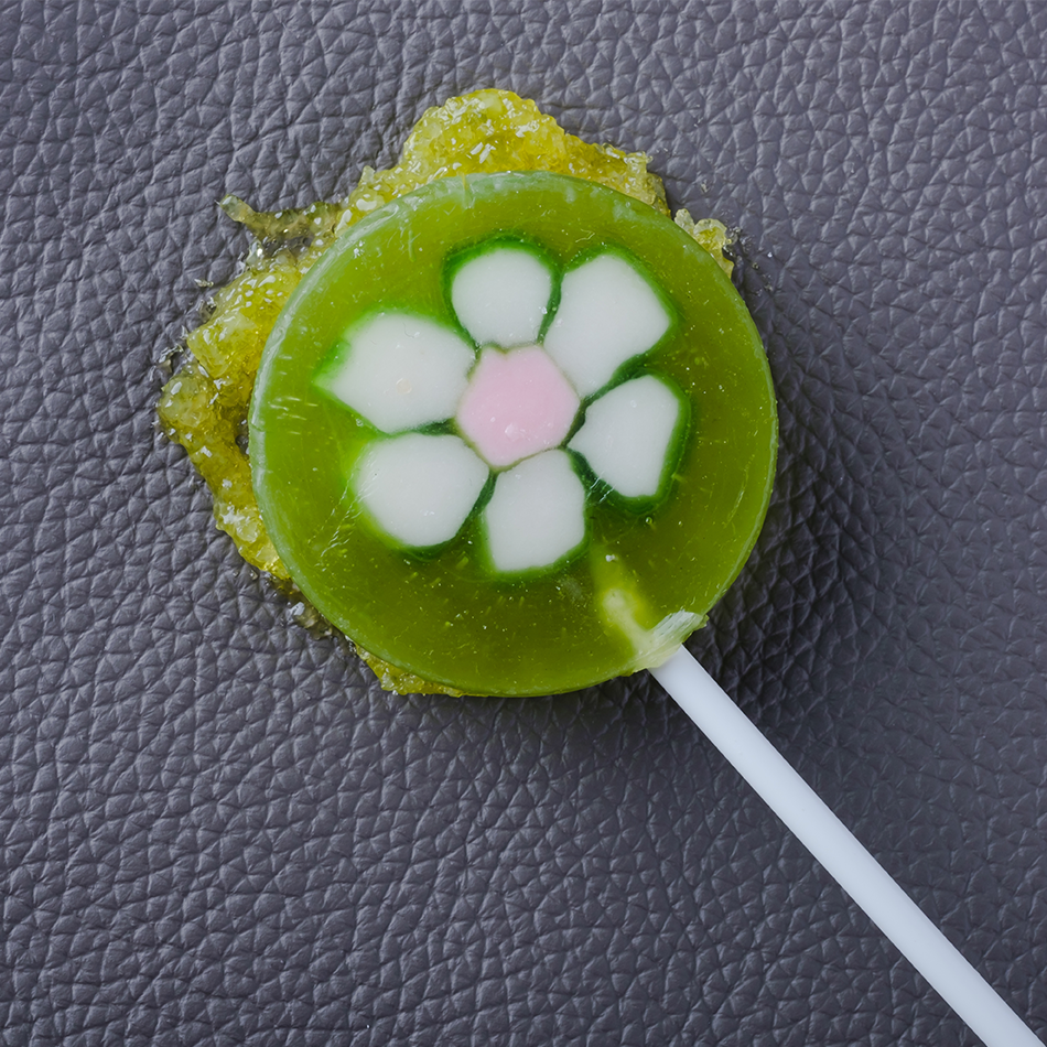 Zucker klebt auf Sofa